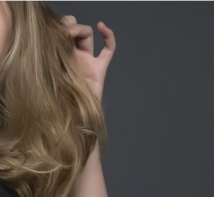 美容師の実践的な学びをイメージした人物写真